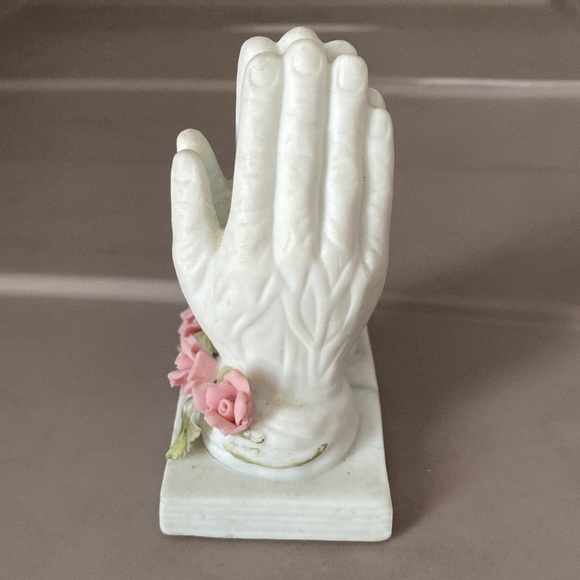 Vintage prayer hands over book and roses figurine - Picture 4 of 14